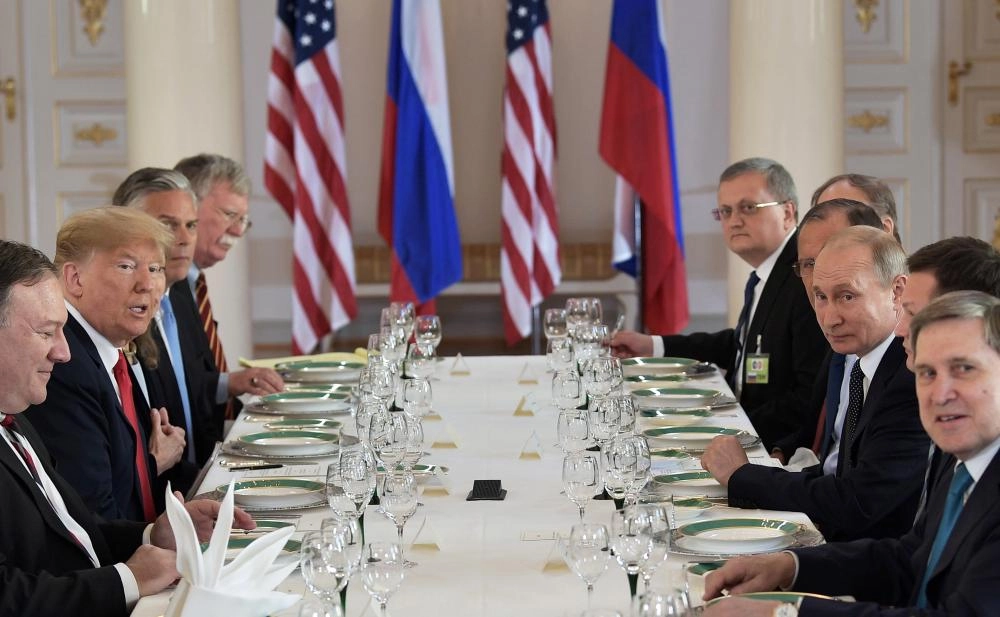 






ترمب وبوتين خلال لقائهما أمس في هلسنكي                                                        (إ ب أ)