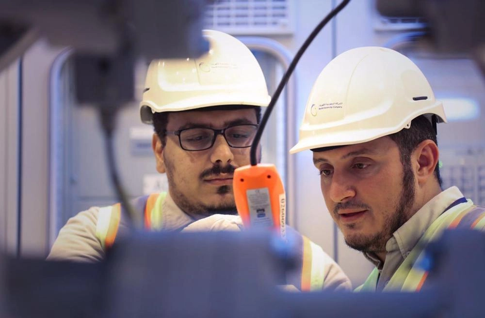 






مهندسان يتابعان أعمالا كهربائية                 (مكة)