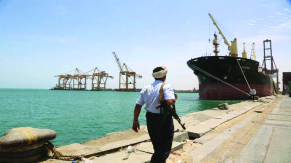 






عنصر أمن مسلح في ميناء الحديدة                                                                                                                        (مكة)