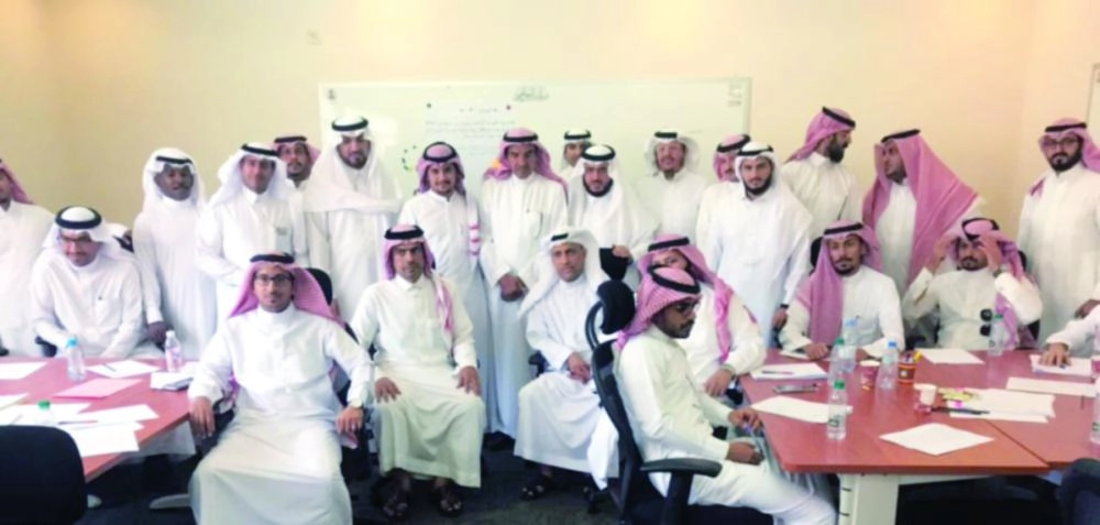 






عبدالرحمن العاصمي متوسطا المعلمين خلال الزيارة                                                                                 (وزارة التعليم)