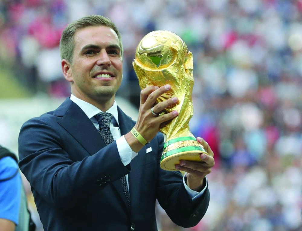 






فيليب لام عارضا كأس العالم قبل ختام مونديال 2018              (د ب أ)