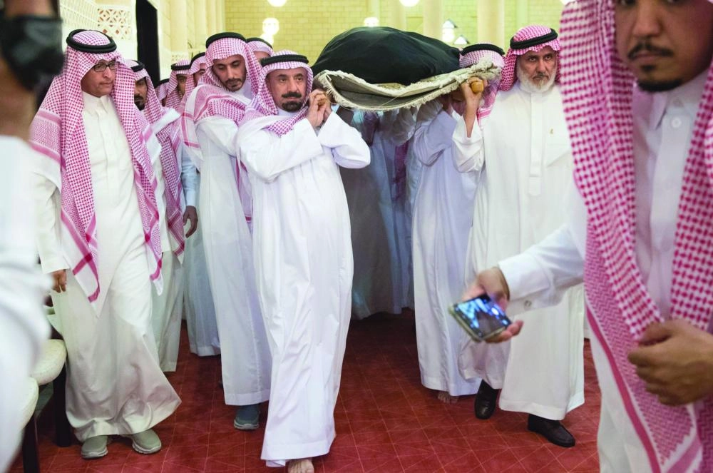 






مشيعون في جنازة والدة أمير منطقة نجران                     (واس)