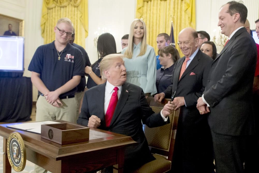 






ترمب في البيت الأبيض أمس الأول                                                                       (إ ب أ)