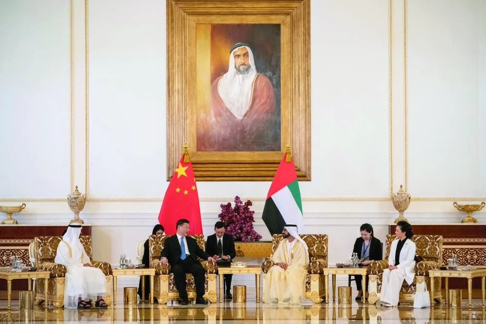 epa06898784 A handout photo made available by Emirates News Agency (WAM) shows Sheikh Mohammed bin Rashid Al Maktoum (3-R), Vice President and Prime Minister of the UAE and Ruler of Dubai and Sheikh Mohamed bin Zayed Al Nahyan(L), Crown Prince of Abu Dhabi and Deputy Supreme Commander of the UAE Armed Forces  welcoming Chinese president HE Xi Jinping, (2-L) with his wife Chinese first lady Peng Liyuan (R) upon their arrival to Abu Dhabi at at the Presidential Airport in Abu Dhabi United Arab Emirates, 19 July 2018.  EPA/EMIRATES NEWS AGENCY / HANDOUT HANDOUT  HANDOUT EDITORIAL USE ONLY/NO SALES