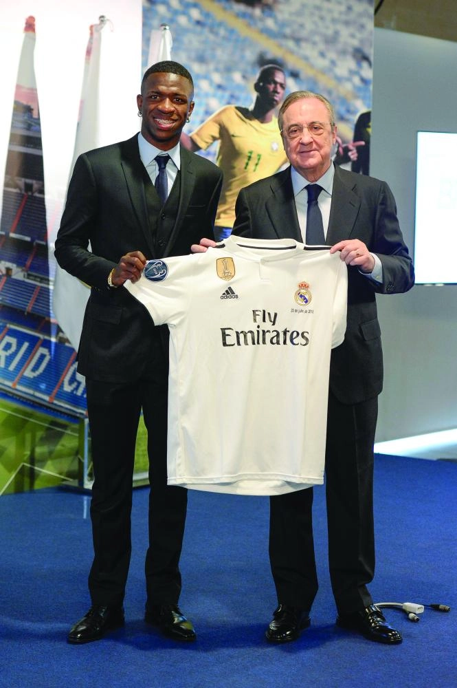 Brazilian soccer player Vinicius Junior (L) stands next to Real Madrid President Florentino Perez during his unveiling at the Bernabeu Stadium in Madrid, Spain, 20 July 2018. Photo: Diego Puerta/gtres/dpa