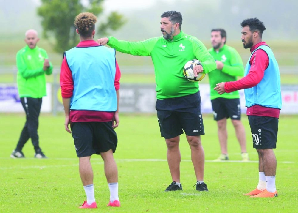 ليناردو راموس  موجها لاعبي الفريق (إعلامي الاتفاق)