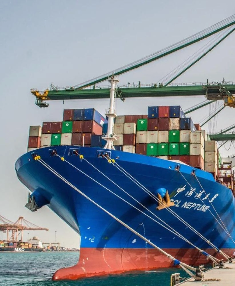 






أثناء تفريغ سفينة من الحاويات بميناء الدمام                            (مكة)