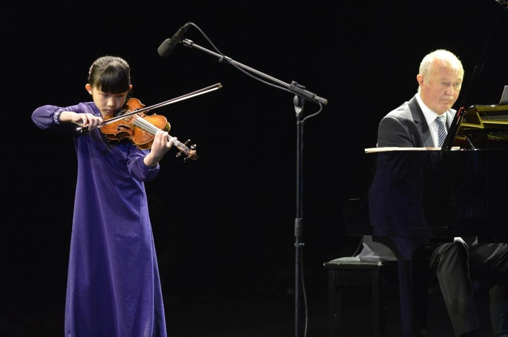 كلوي شوا خلال أدائها إحدى السيمفونيات