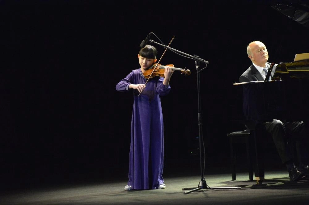 كلوي شوا خلال أدائها إحدى السيمفونيات