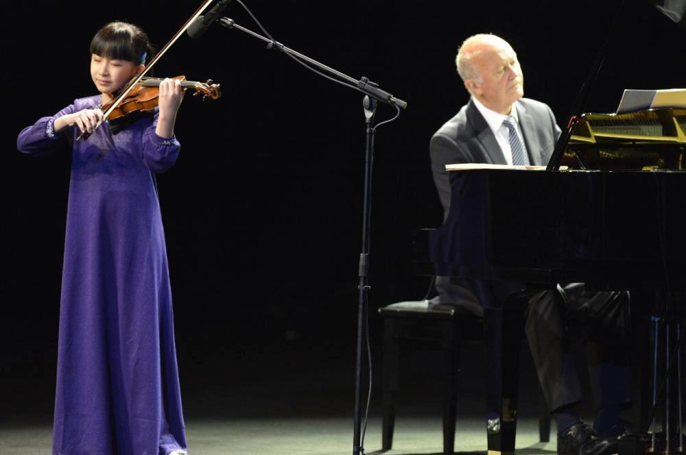 






كلوي شوا خلال أدائها إحدى السيمفونيات                     (مكة)