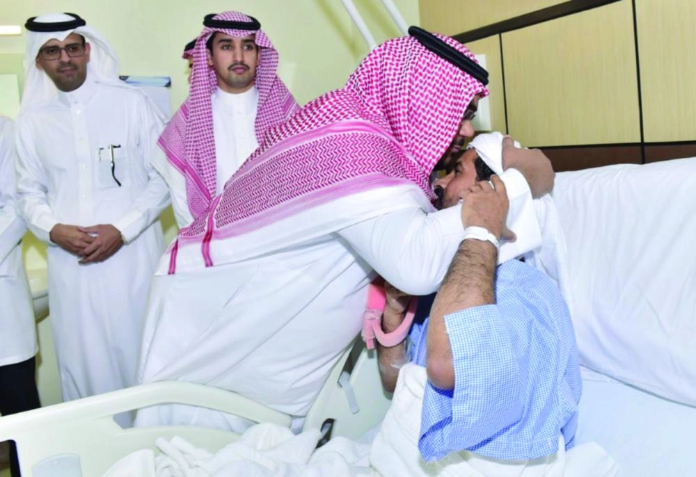 تركي بن هذلول يقبل رأس المصاب حسين لسلوم    (واس)