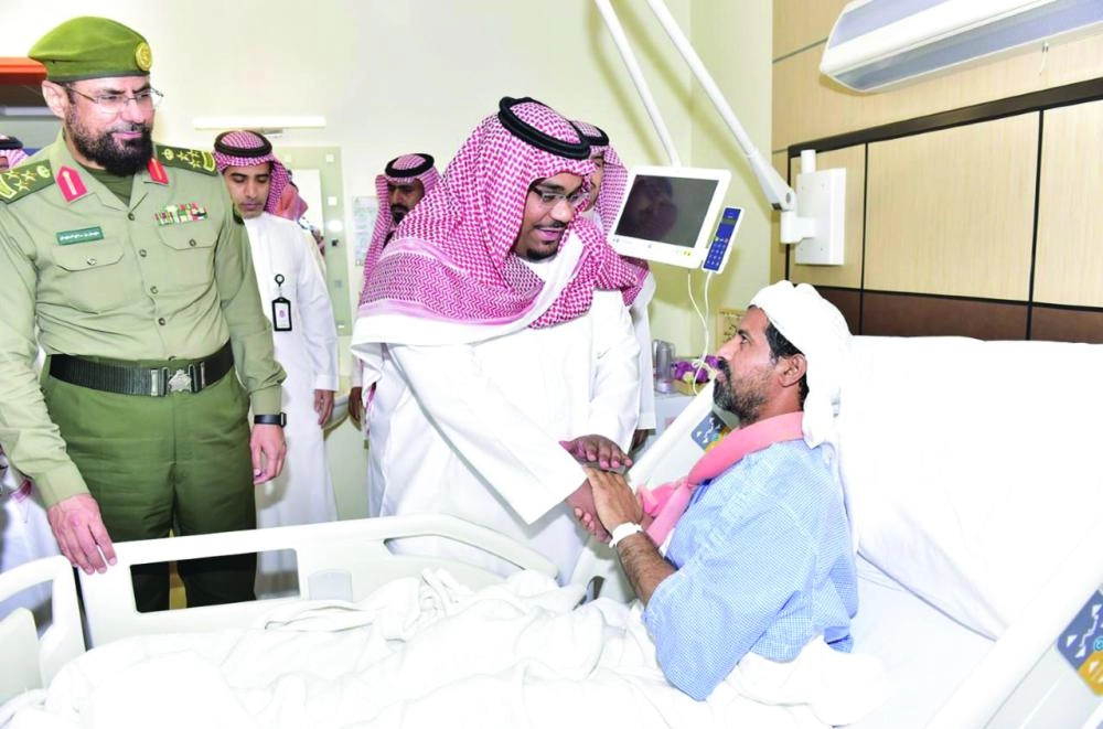 تركي بن هذلول لدى زيارته المصاب لسلوم 