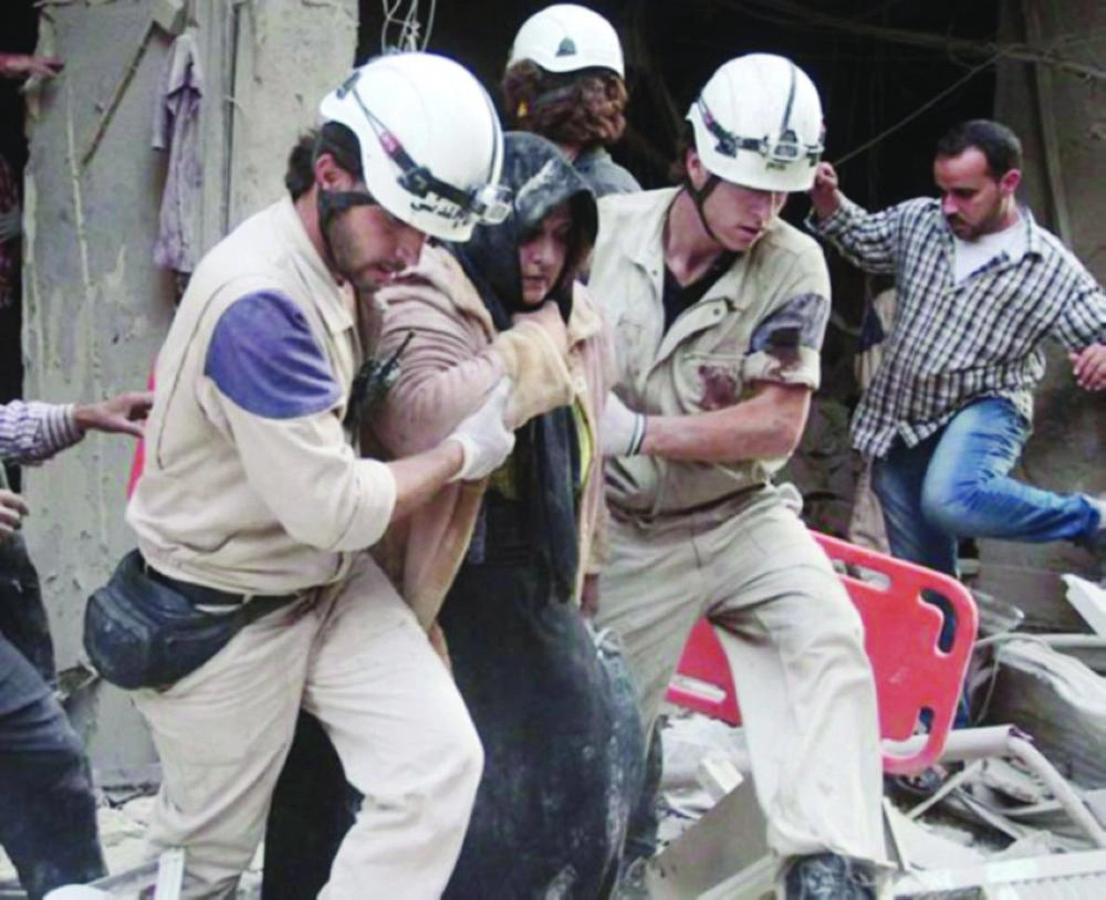 






أفراد من منظمة الخوذ البيضاء يمارسون عملهم           (مكة)