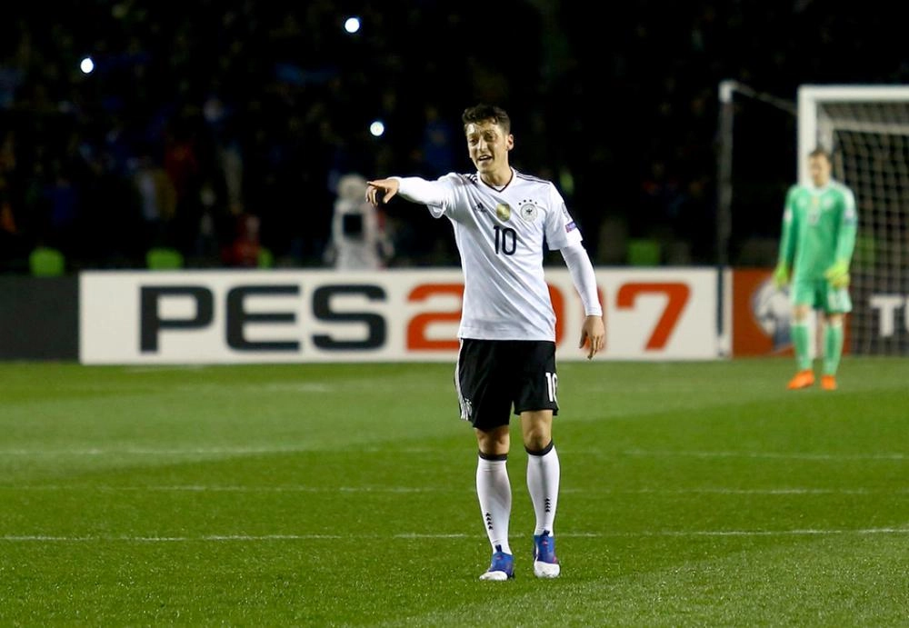 






مسعود أوزيل                                                   (مكة)