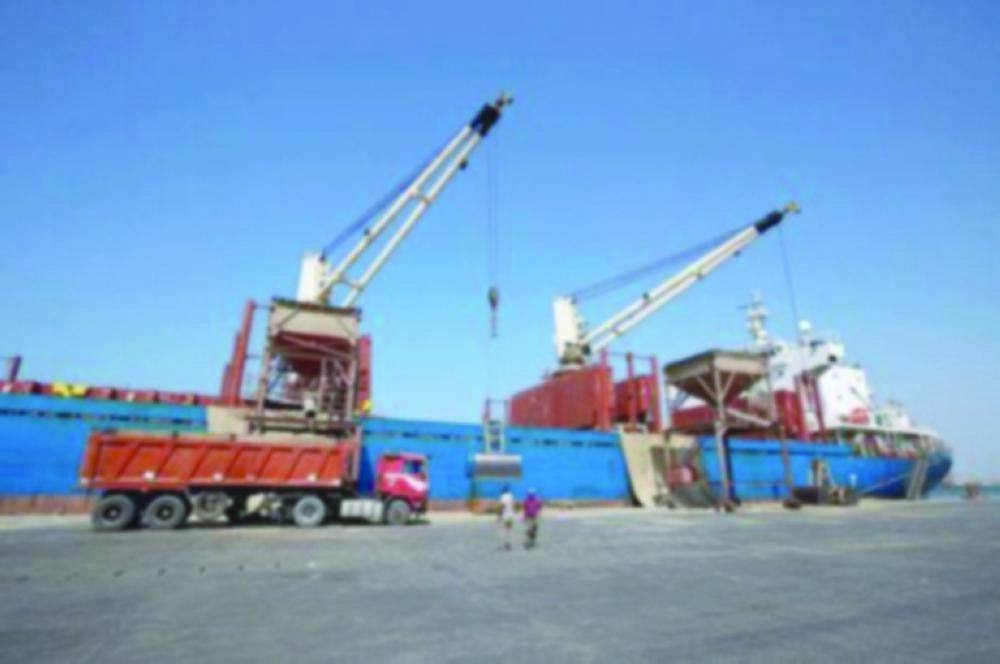 تفريغ شحنة معونات في ميناء الحديدة في وقت سابق (مكة)