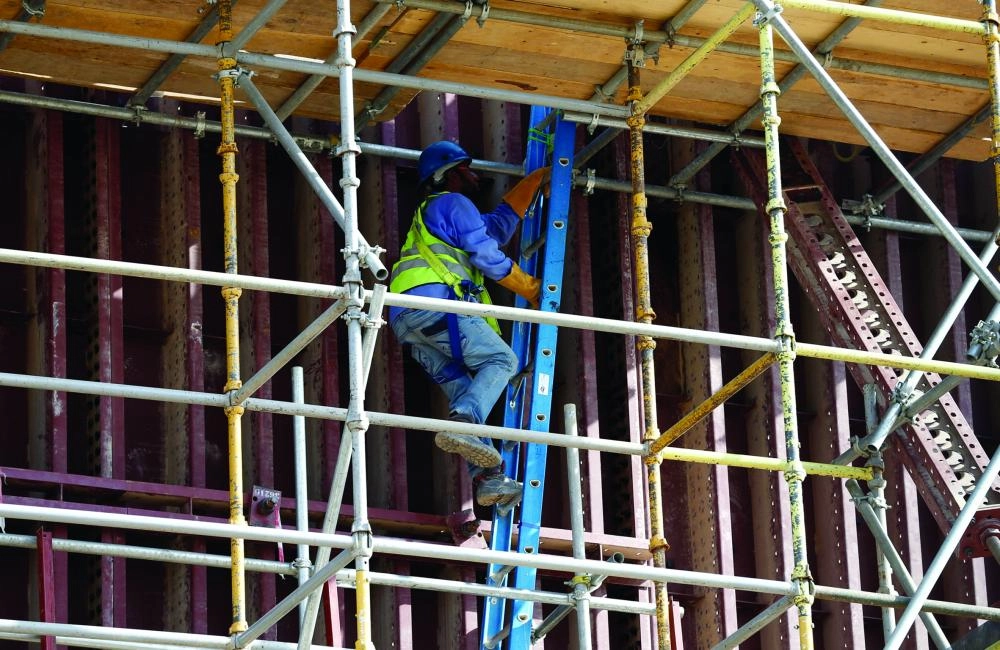 






عامل في أحد مواقع المقاولات                                            (مكة)