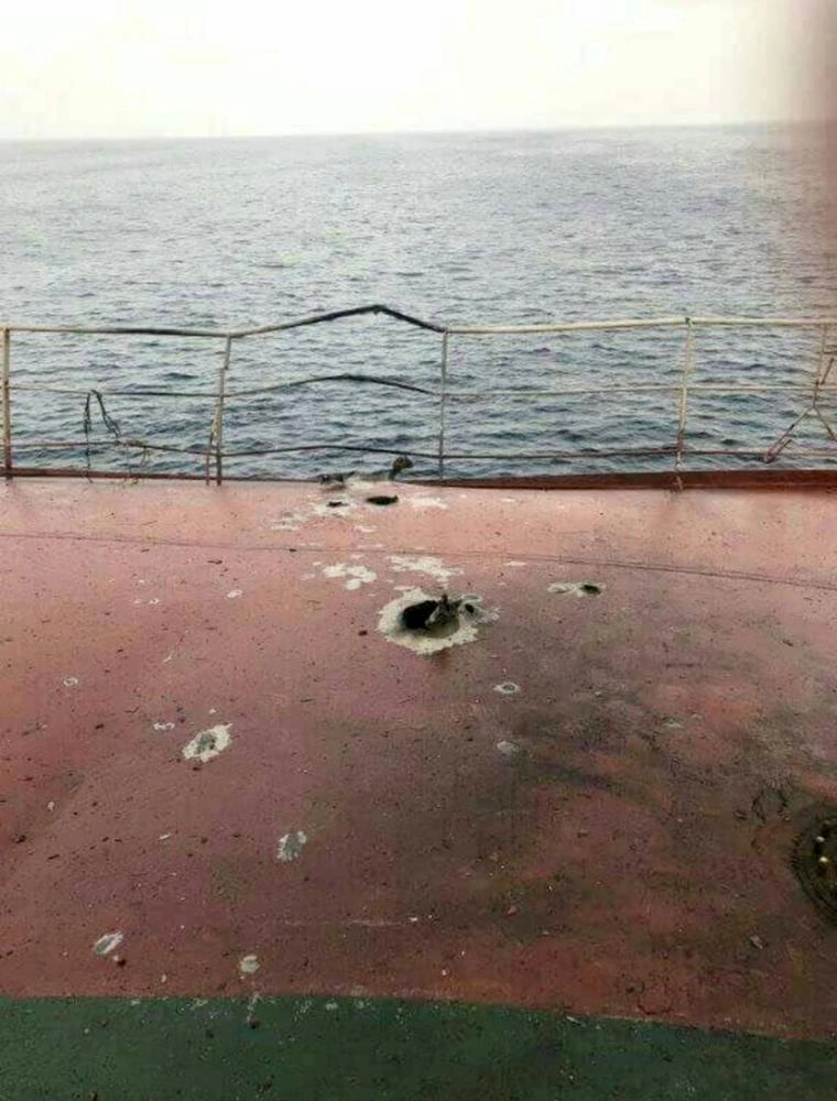 آثار الاعتداء الحوثي على السفينة التركية المحملة بالقمح.. وناقلة النفط السعودية التي تعرضت للهجوم أخيرا                                                                                              (تويتر)