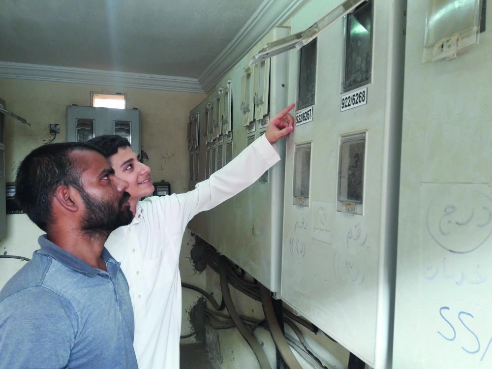 






مستهلكون أثناء قراءة عداد كهرباء                                                      (مكة)