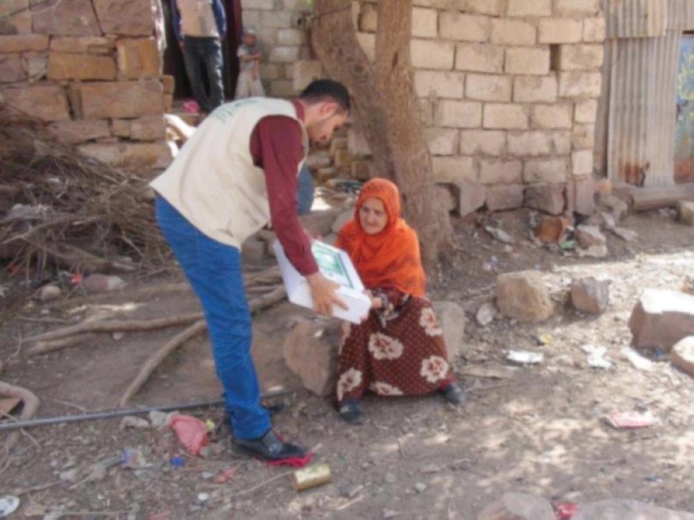 فرق مركز الملك سلمان للإغاثة خلال توزيع التمور في محافظات يمنية أمس (واس)