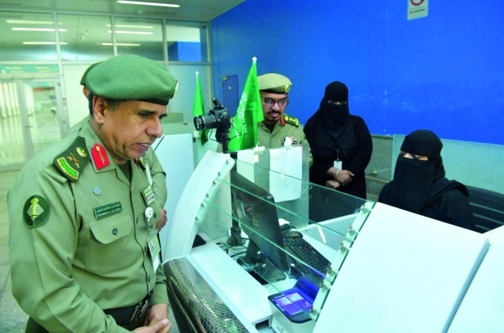 سليمان اليحيى يقف على استعدادات الجوازات بصالات الحج بمطار جدة (واس) 