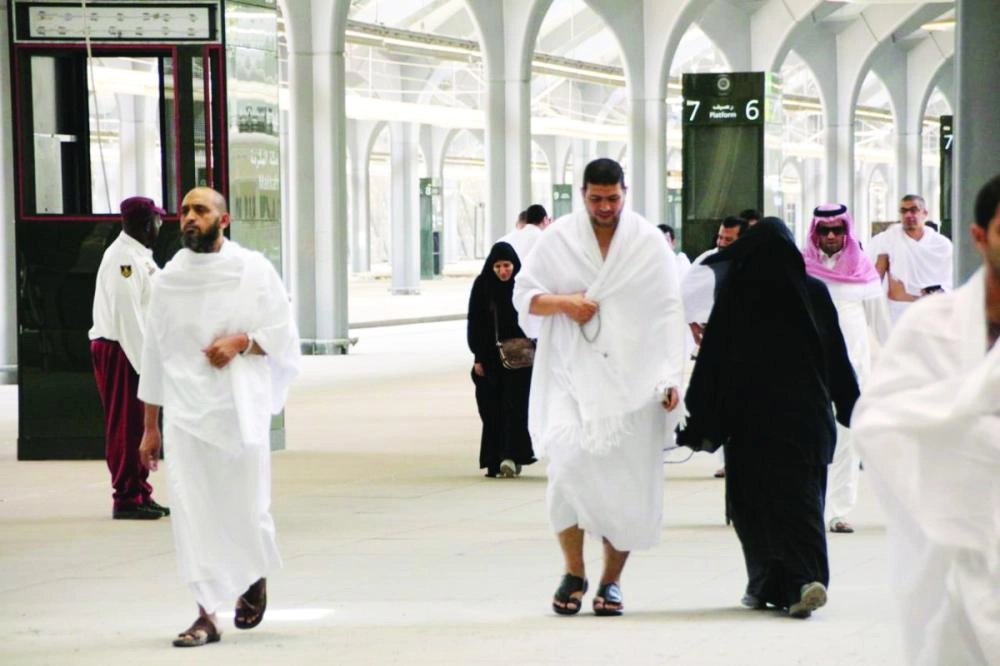 






معتمرون في إحدى محطات قطار الحرمين خلال الرحلات التجريبية               (مكة)