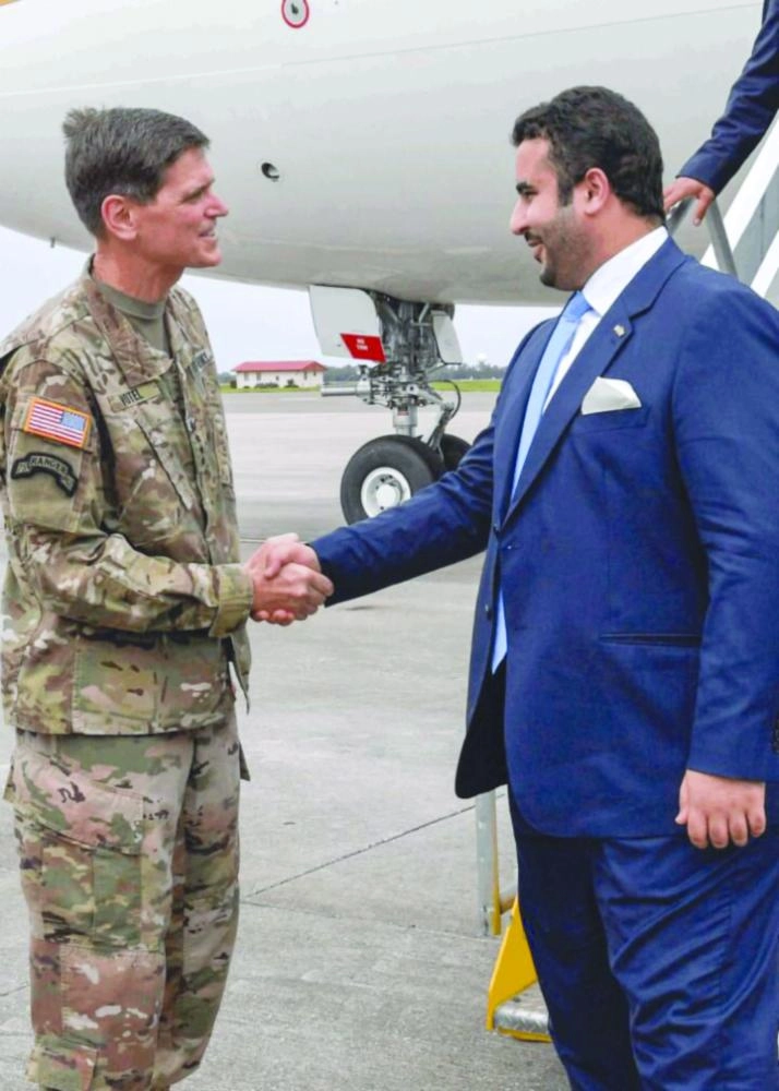 الأمير خالد بن سلمان خلال زيارته مقر القيادة المركزية الأمريكية (مكة)