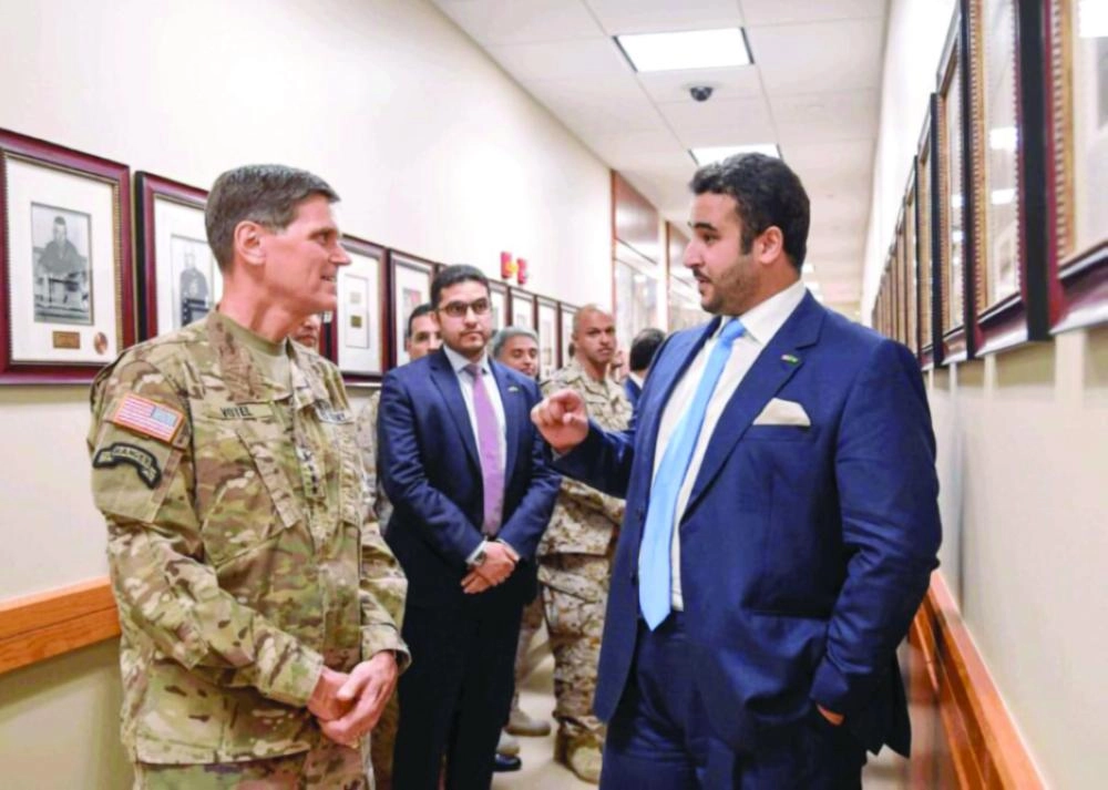 الأمير خالد بن سلمان خلال زيارته مقر القيادة المركزية الأمريكية (مكة)