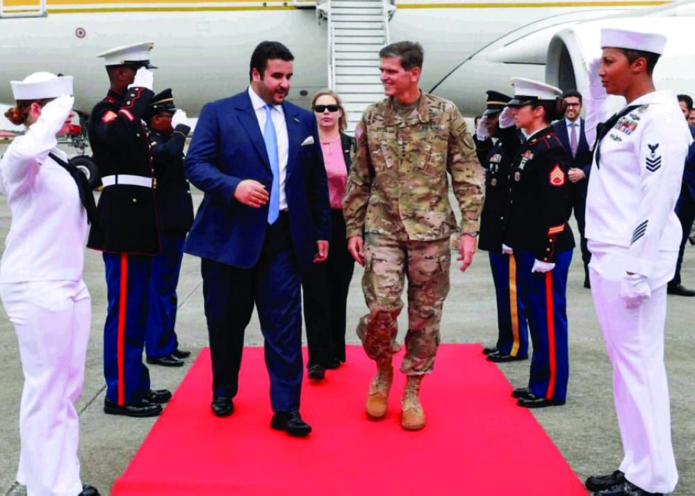 






خالد بن سلمان خلال زيارته مقر القيادة المركزية الأمريكية                                     (مكة)