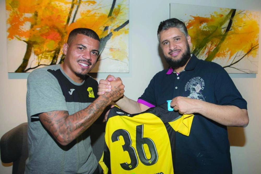 






خميس الزهراني وكارليتو بعد توقيع العقد                        (مكة)