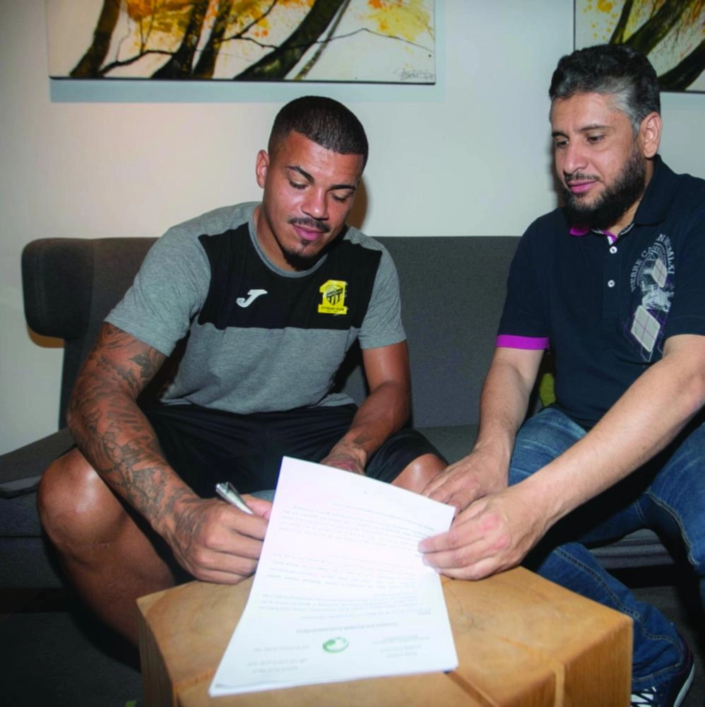 كارليتو خلال توقيع العقد بحضور خميس الزهراني (مكة)