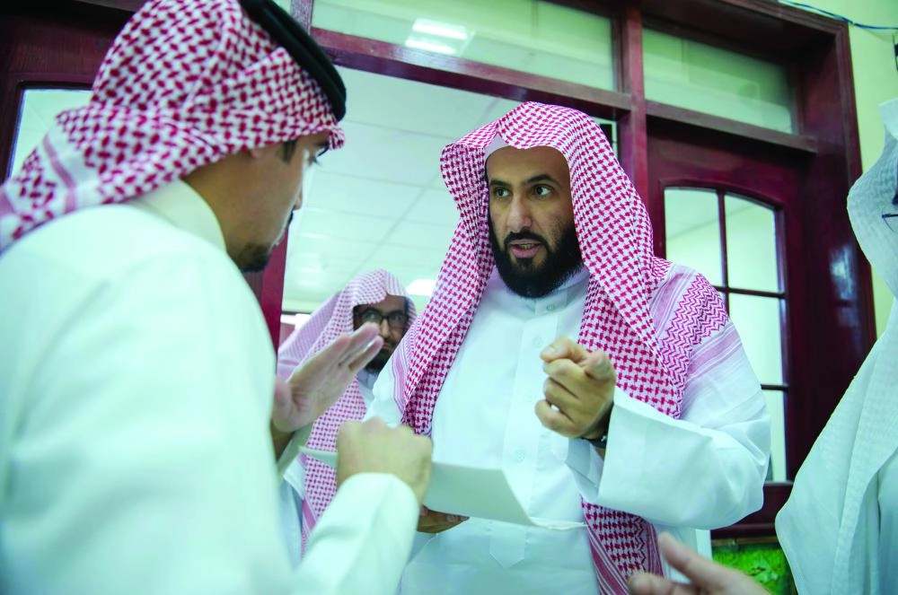 وليد الصمعاني مستمعا لشرح حول عمل المحاكم (واس)