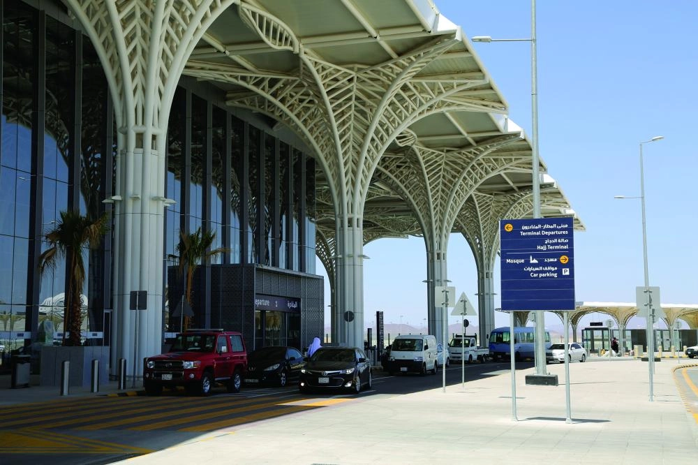 






بوابة صالة المغادرة بمطار المدينة المنورة                                                                                                                (مكة)