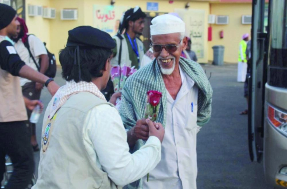






كشاف يقدم الورد لأحد الحجاج القادمين عبر منفذ الوديعة