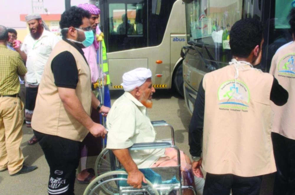 






مساعدة أحد الحجاج القادمين عبر المنفذ                    (واس)