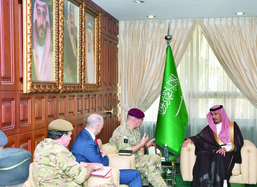 خالد بن عياف لدى استقباله جون لوريمير والوفد المرافق                             (واس)