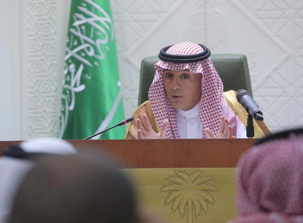 






عادل الجبير متحدثا خلال المؤتمر الصحفي بالرياض أمس                                    (زياد الرزيزاء)