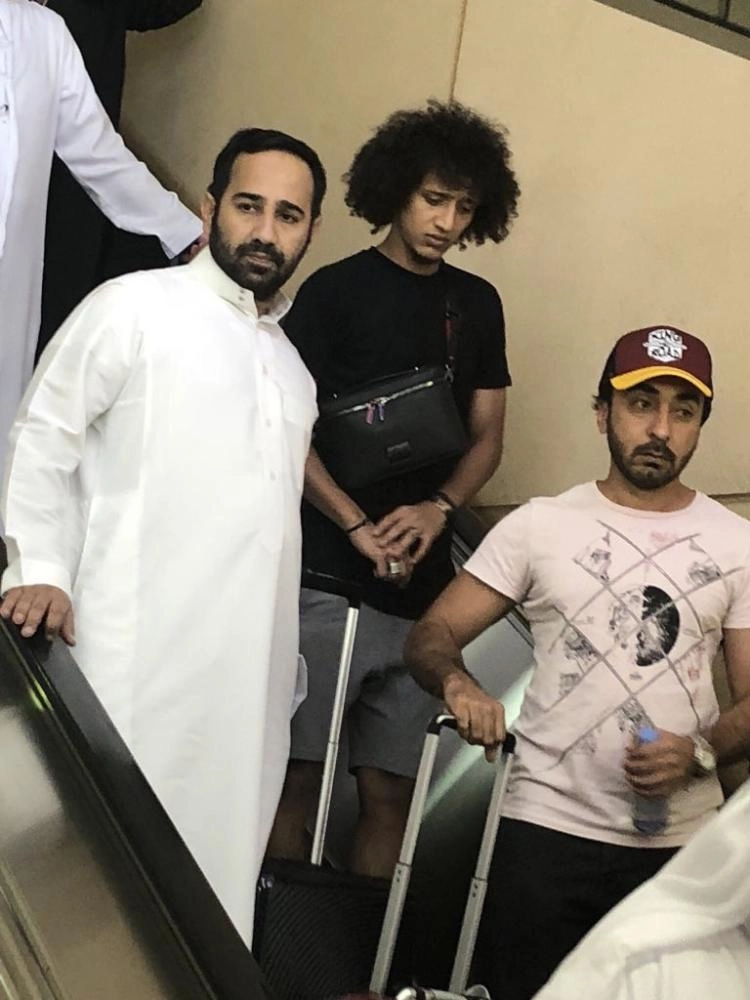 






 لحظة وصول عموري إلى الرياض أمس