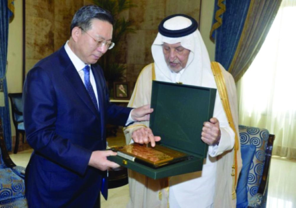 






خالد الفيصل لدى لقائه جوبيونج ووك