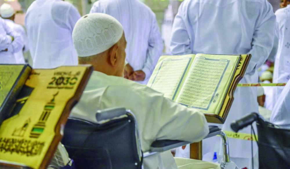 أحد المصلين يقرأ القرآن بالمسجد الحرام  (واس)