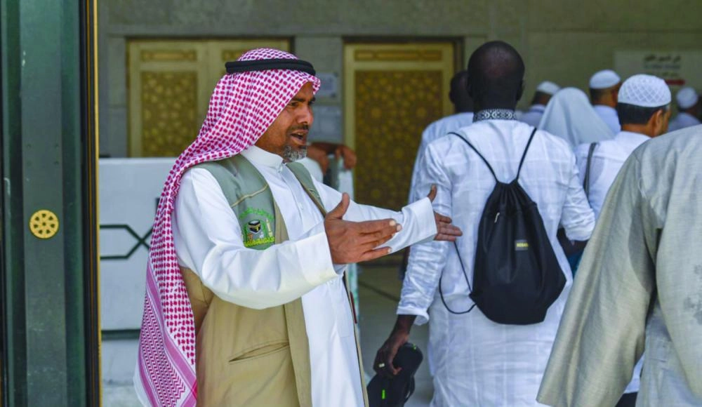 جانب من إرشاد ضيوف الرحمن بالمسجد الحرام (واس)