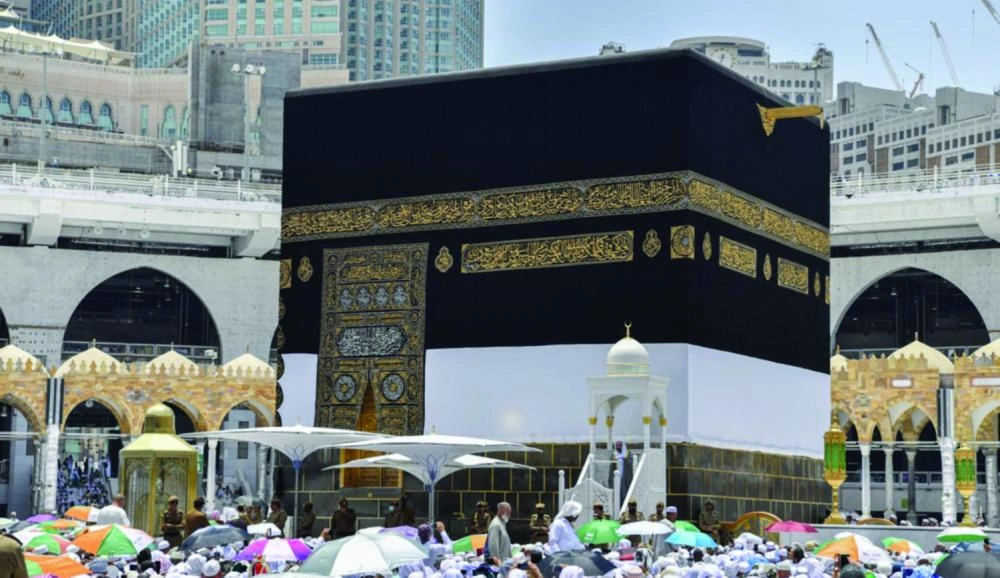 عدد من ضيوف الرحمن والزوار خلال صلاة الجمعة بالمسجد الحرام (واس)