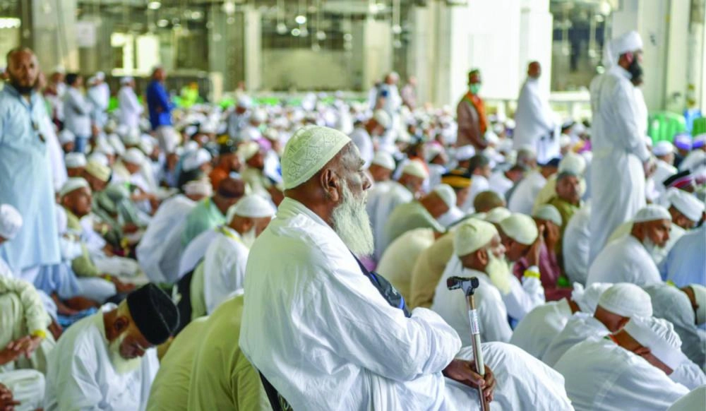 عدد من ضيوف الرحمن والزوار خلال صلاة الجمعة بالمسجد الحرام (واس)