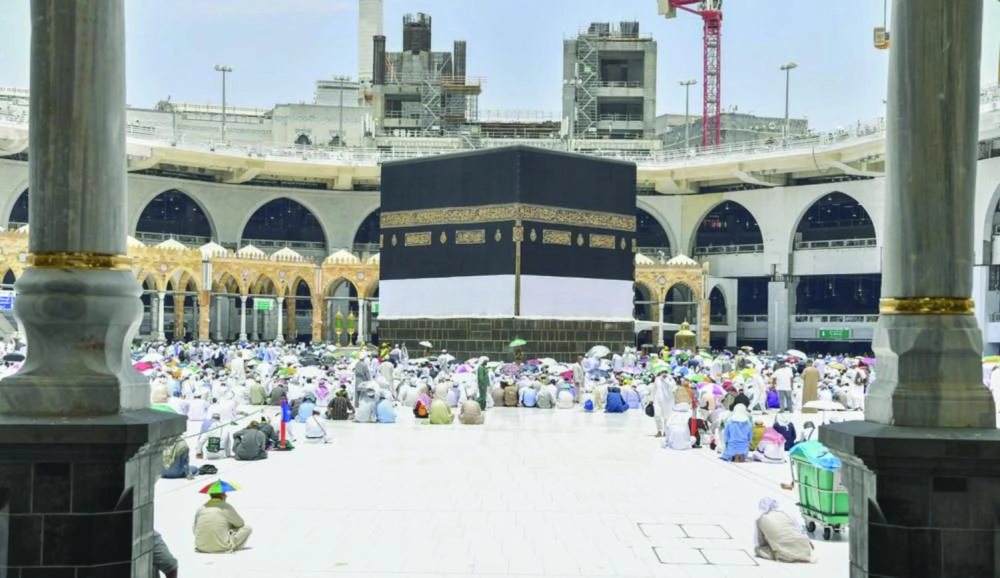 عدد من ضيوف الرحمن والزوار خلال صلاة الجمعة بالمسجد الحرام (واس)