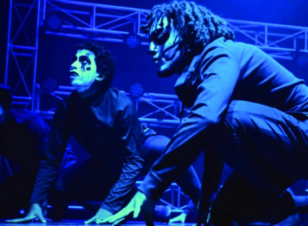 






مشهد من المسرحية                            (مكة)