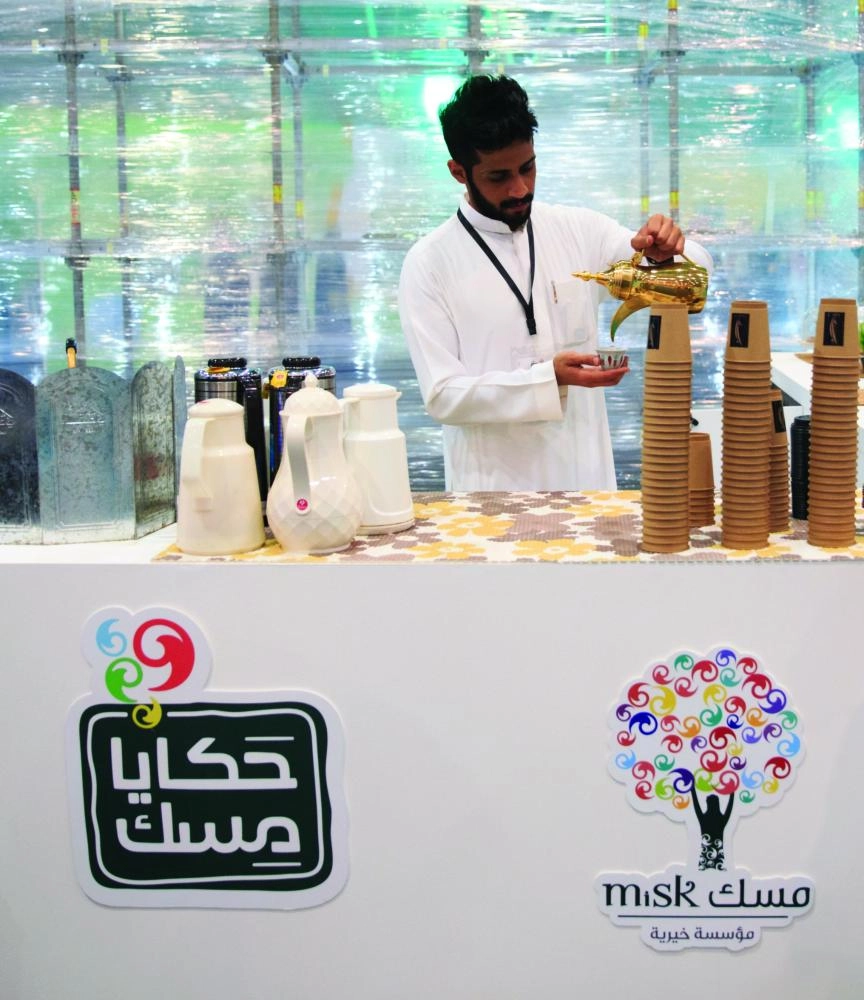 






زياد الروقي خلال صنع قهوته                        (مكة)