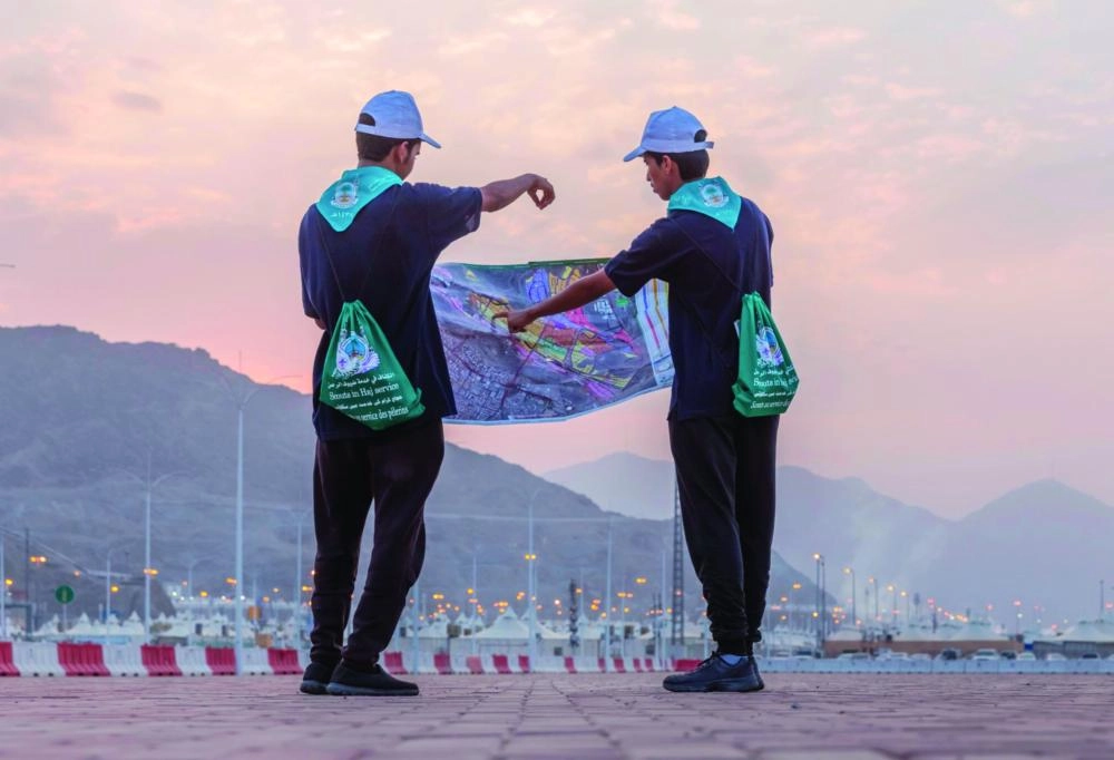 كشافان خلال مراجعتهما خرائط الإرشاد (واس)