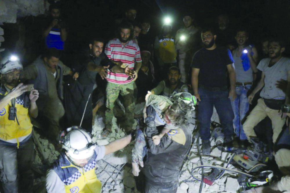 



من آثار قصف النظام لإدلب                                                       (تويتر)