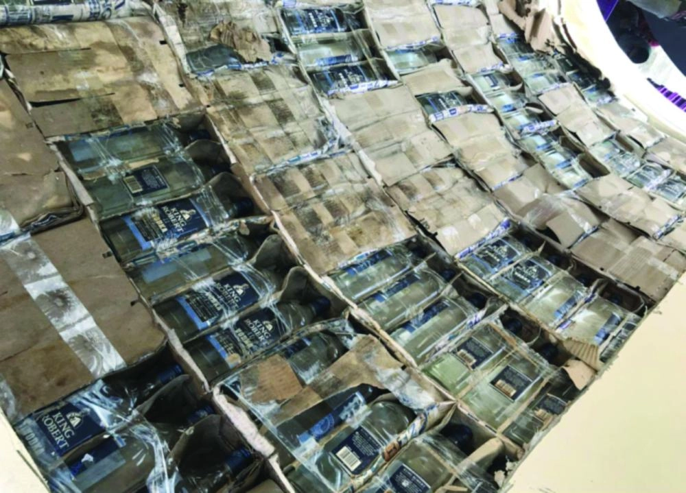 






كمية من زجاجات الخمور المضبوطة