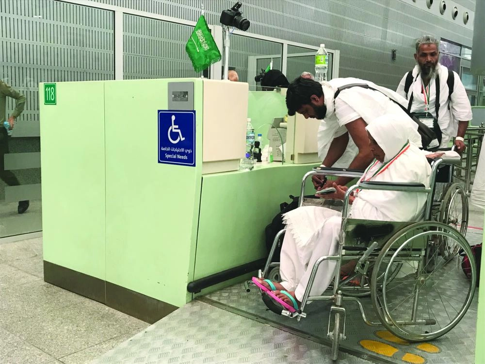 من إجراءات إنهاء دخول الحجاج في مطار الملك عبدالعزيز بجدة (مكة)