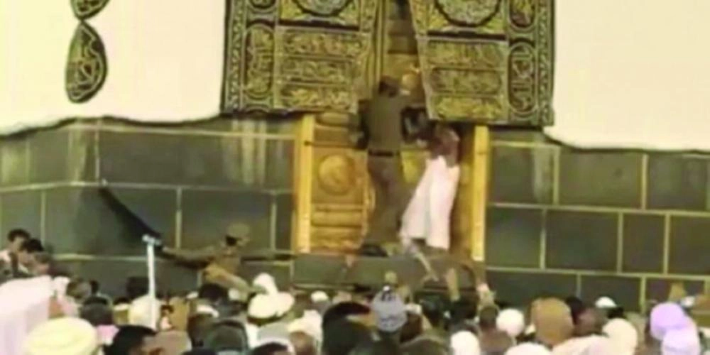 






حاج صعد على باب الكعبة قبل أيام